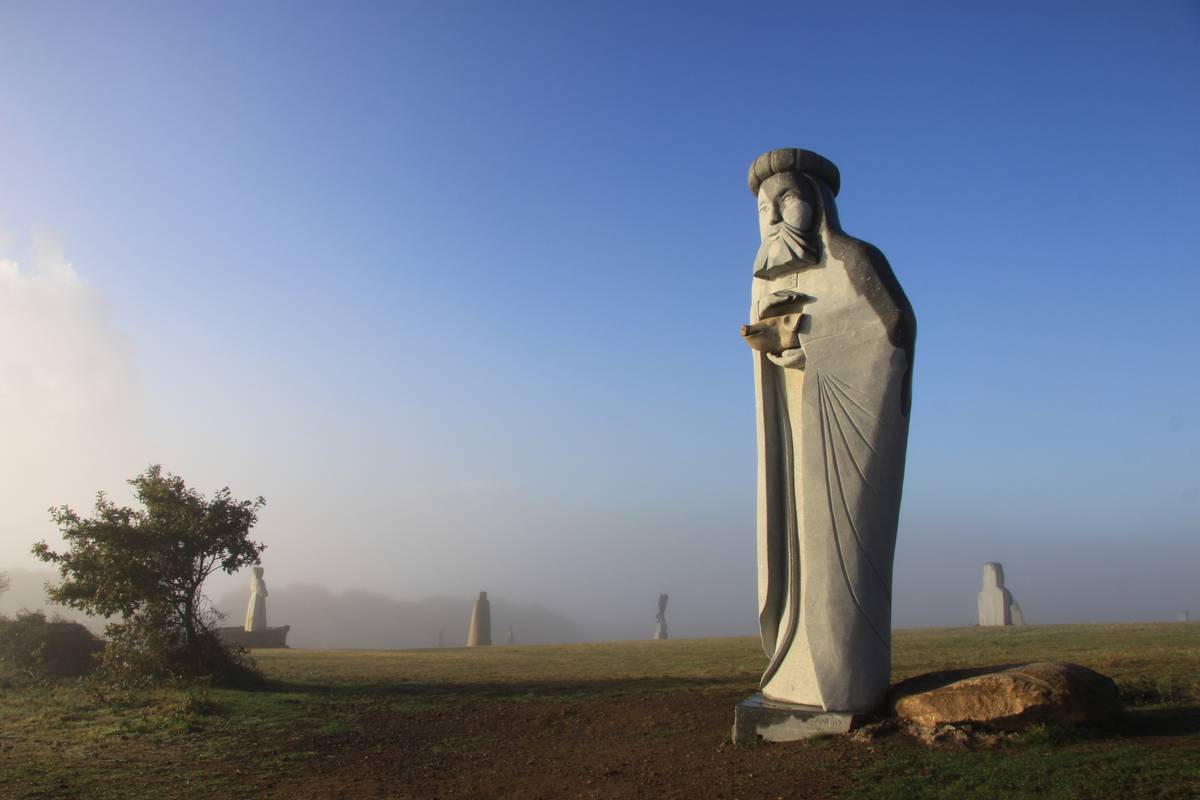 Que Visiter Autour De La Vallée Des Saints La vallée des Saints | Destination Coeur de Bretagne - Kalon Breizh