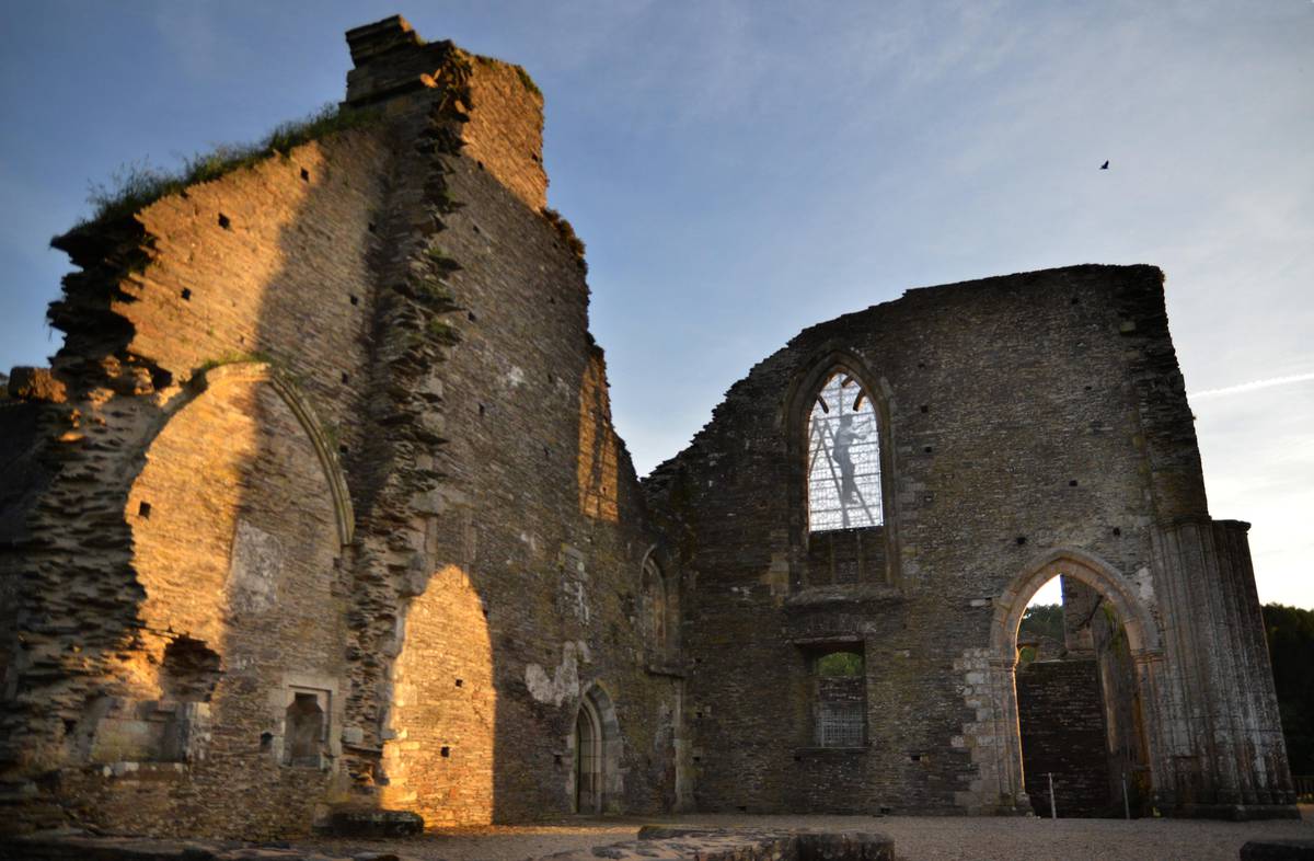 Art contemporain - Abbaye de Bon Repos | Destination Coeur de Bretagne ...