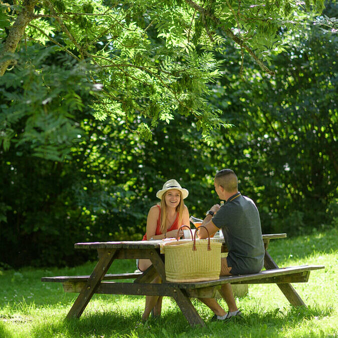Dégustation de produits locaux en pleine nature © Emmanuel Berthier